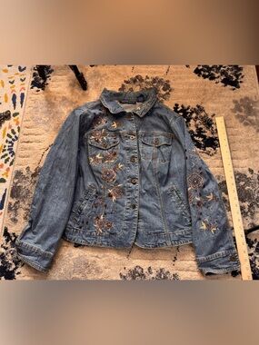Embroidered Light Blue Denim Jacket - Women Jeans *missing size tag see measure